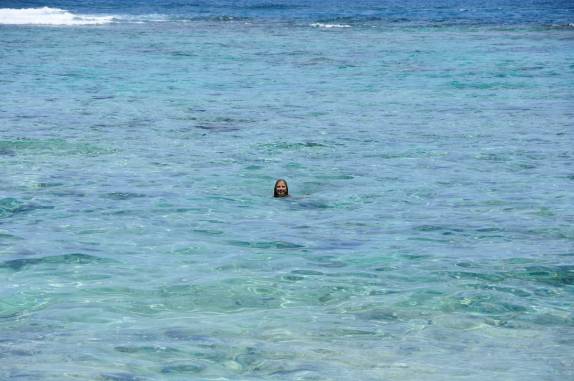 Nadando no mar com cara de aquário, na Playa Frontón, perto de La Galera, na península de Samaná, litoral norte da República Dominicana